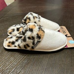 NWT‎ Muk Luks Women’s Slippers, Cream, Animal Print, Faux Fur lined, Cushioned